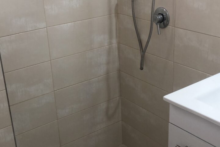 Salle d&rsquo;eau refaite à neuf à Paris 15 après une fuite de bac, avec douche à l&rsquo;italienne